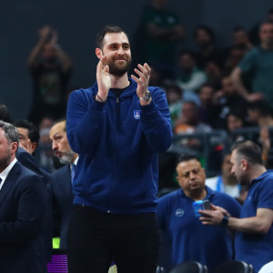 Ο Γιώργος Παπαγιάννης καταχειροκροτήθηκε στην είσοδο του στο «Τ-Center» (Video)