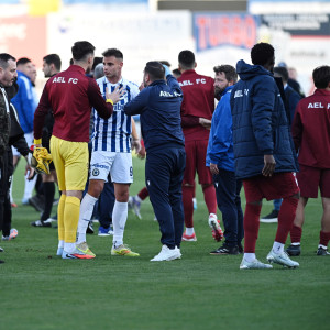 Μεγάλη ένταση μεταξύ των παικτών στο Ατρόμητος - ΑΕΛ Novibet (videos)