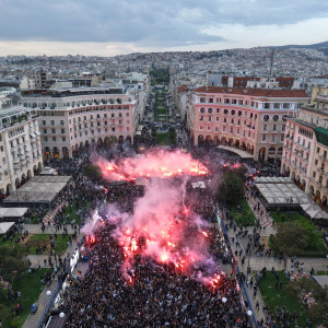 «Κάηκε» η Πλατεία Αριστοτέλους για τα 100 χρόνια του ΠΑΟΚ (photos-video)