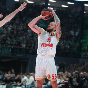 Το απίθανο τρίποντο του Τζέιμς μπροστά στον Φαρίντ (video)