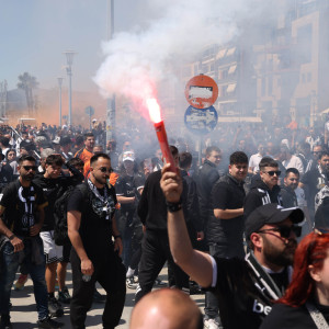 «Ασπρόμαυρη» η παραλία του Βόλου από φίλους του ΠΑΟΚ και του ΟΦΗ (photos)