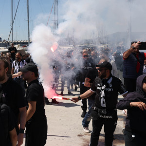 Πραγματική γιορτή του ποδοσφαίρου: Χωρίς αστυνομική επιτήρηση οι φίλαθλοι ΠΑΟΚ και ΟΦΗ στο λιμάνι του Βόλου