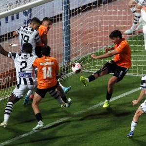 Ο Κωστούλας απομάκρυνε τη μπάλα ακριβώς πάνω στην γραμμή κι έσωσε τον ΟΦΗ (video)