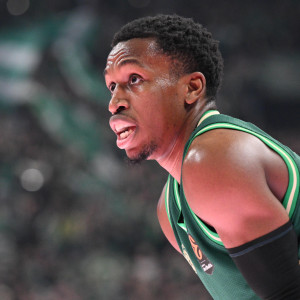 Ο Σορτς των 175 εκατοστών μπλόκαρε το τρίποντο του Κάναντι και σήκωσε στο... πόδι το T-Center (video)