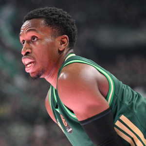 Ο Σορτς των 175 εκατοστών μπλόκαρε το τρίποντο του Κάναντι και σήκωσε στο... πόδι το T-Center (video)