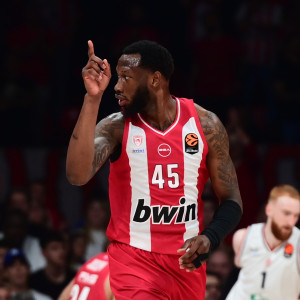 Θέαμα στο ΣΕΦ: Ο Τζόζεφ σήκωσε στον Χολ που κάρφωσε με μανία το καλάθι της Μιλάνο (video)