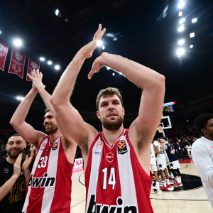 «Ο Ολυμπιακός ολοκλήρωσε την κανονική διάρκεια όπως του άξιζε: πρώτος!» - Η παρακάμερα του ματς με την Αρμάνι