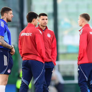 Έφτασε η αποστολή του Ολυμπιακού στην Λεωφόρο για το ντέρμπι με τον Παναθηναϊκό (video)