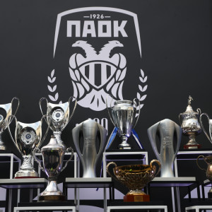 Τα τρόπαια του ΠΑΟΚ στην «Αριστοτέλους» - Γεμίζει από νωρίς η πλατεία για τα 100 χρόνια