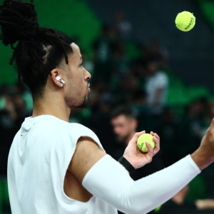 Ο Στραζέλ έκανε ζέσταμα πριν το ματς κόντρα στον Παναθηναϊκό με μπάλες τένις και ζογκλερικά (video)