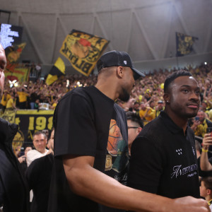 Το επικό σύνθημα των φίλων του Άρη στον Γιάννη Αντετοκούνμπο: «Άντε τελείωνε με το NBA...» (video)