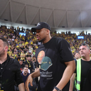 Το επικό σύνθημα των φίλων του Άρη στον Γιάννη Αντετοκούνμπο: «Άντε τελείωνε με το NBA...» (video)