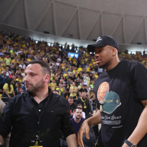 Το επικό σύνθημα των φίλων του Άρη στον Γιάννη Αντετοκούνμπο: «Άντε τελείωνε με το NBA...» (video)