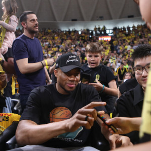 Ο Γιάννης Αντετοκούνμπο, ο Νίκος Γκάλης και ο Ρίτσαρντ Σιάο στο Άρης - Πανιώνιος (photos)