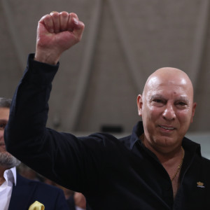 Η άφιξη του θρύλου: Ο Νίκος Γκάλης στο Παλέ για το ματς του Άρη με τον Πανιώνιο (video)