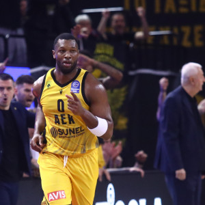 Εκρηκτικό ξεκίνημα της ΑΕΚ κόντρα στον Ολυμπιακό με σερί 9-0 (video)