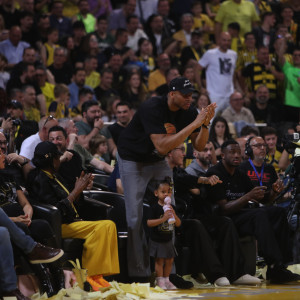 Ο Γιάννης και ο Θανάσης Αντετοκούνμπο πανηγύρισαν τους πρώτους πόντους του Κώστα (video)