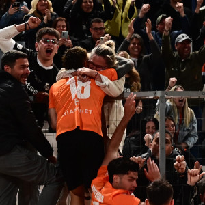 Υπέροχη σκηνή: Ο Νους σκόραρε, ανέβηκε στα κάγκελα και «χάθηκε» στην αγκαλιά της μητέρας του (video)