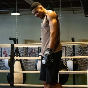 Ο Αντετοκούνμπο άφησε τα παρκέ και μπήκε... στο ρινγκ: Η ανάρτηση του «Greek Freak»