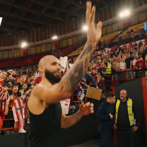 Τα «ερυθρόλευκα» χαμόγελα και το... δώρο του Φουρνιέ σε φίλο του Ολυμπιακού (video)