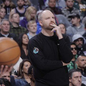 Οι Μιλγουόκι Μπακς βρίσκονται σε διαπραγματεύσεις με τον Τέιλορ Τζένκινς για τη θέση του προπονητή