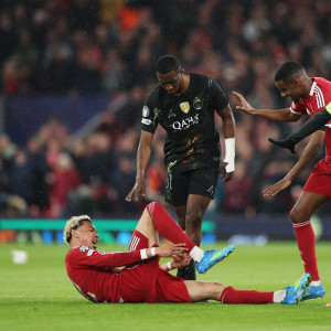 Σοκ στην Λίβερπουλ: Ο Εκιτικέ αποχώρησε με φορείο από το ματς με την Παρί Σεν Ζερμέν (video)