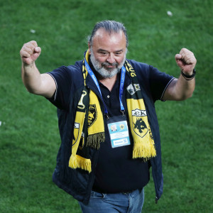 Ο Μάριος Ηλιόπουλος μέσα στο γήπεδο στα τελευταία λεπτά του ΑΕΚ - ΠΑΟΚ (video)