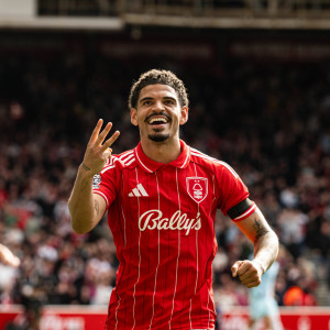 Με χατ τρικ του απίθανου Γκιμπς Ουάιτ η Νότιγχαμ νίκησε την Μπέρνλι και έκανε «άλμα» παραμονής