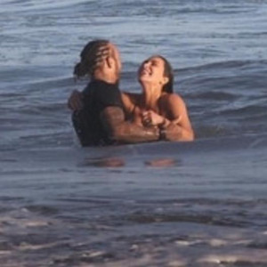 Δεν κρύβονται πια: Τα «καυτά» φιλιά του Χάμιλτον με την Καρντάσιαν μέσα στη θάλασσα (video)