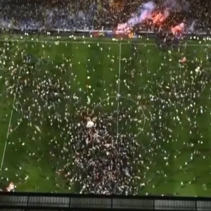 Tρέλα στο Λανς για την πρόκριση στον τελικό του Κυπέλλου Γαλλίας - Οι οπαδοί μπήκαν στο γήπεδο (video)