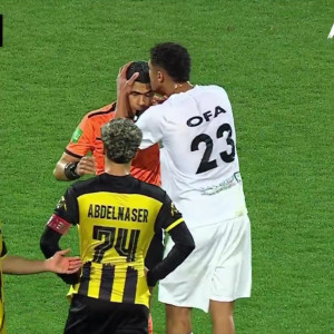 Επίθεση... αγάπης σε διαιτητή μετά την κατακύρωση γκολ μέσω VAR (video)