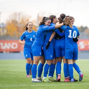 Η Εθνική Νεανίδων νίκησε 1-0 τη Ρουμανία και πάει για «τελικό» ιστορικής πρόκρισης στο Euro 2026