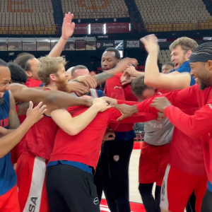 Χαμός στο ΣΕΦ: Η στιγμή όπου οι παίκτες του Ολυμπιακού μαθαίνουν για τη βράβευσή τους από την EuroLeague