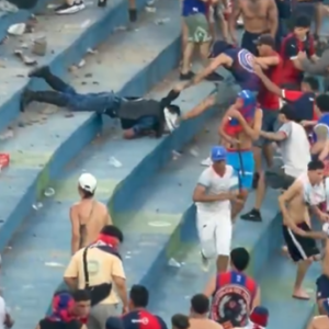 Φοβερά επεισόδια σε ντέρμπι της Παραγουάης: Οπαδοί έκλεψαν ασπίδα αστυνομικού και έπεσαν σφαίρες καουτσούκ (videos)