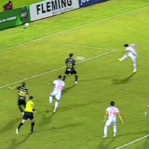 Απίθανο γκολ στην Παραγουάη: Σκόραρε με το... πρόσωπο μετά από διώξιμο σε χαμένο πέναλτι (video)