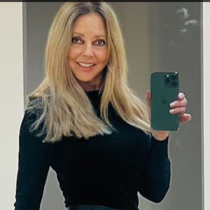 «Έχει ανοιχτή σχέση με πολλούς, είναι καλό κορίτσι» - Μικρόφωνα ξεχάστηκαν ανοιχτά σε live σύνδεση και εξέθεσαν παρουσιάστρια (video)