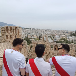 Στην Ακρόπολη πριν από την «Allwyn Arena» οπαδοί της Ράγιο Βαγιεκάνο