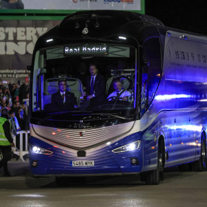 Δεν τους άφησαν να κοιμηθούν: Οπαδοί της Μπάγερν ξύπνησαν τους παίκτες της Ρεάλ με πυροτεχνήματα (video)