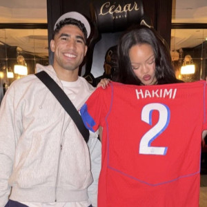 Συνάντηση κορυφής: Ο Χακίμι υπέγραψε τη φανέλα του και φωτογραφήθηκε με τη Ριάνα (photo)