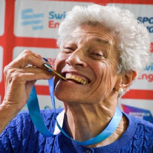 Έχει 11 δισέγγονα και πάνω από 100 ρεκόρ στην κολύμβηση - Η απίθανη ιστορία της 95χρονης Τζέιν Άσερ