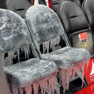 Ο Drake έκανε προμόσιον το νέου του άλμπουμ με δύο παγωμένες καρέκλες στο ματς των Ράπτορς (video)