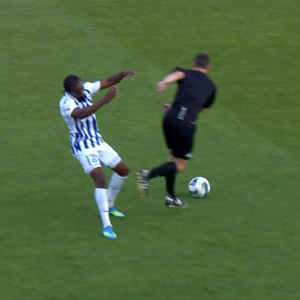 Ο Ατρόμητος ζήτησε φάουλ του... διαιτητή και η ΑΕΛ Novibet σκόραρε στην κόντρα (video)