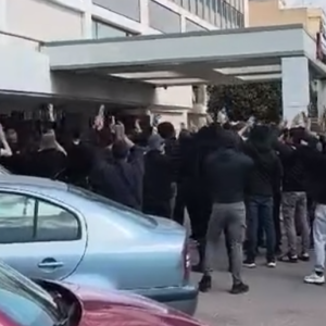 Οπαδοί του ΠΑΟΚ αποθέωσαν την αποστολή στο ξενοδοχείο πριν το ντέρμπι με την ΑΕΚ
