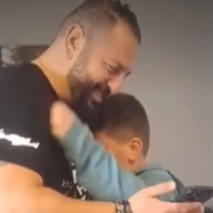 Συγκλονιστικό βίντεο: Πιτσιρικάς του ΟΦΗ ξεσπά σε κλάματα όταν ο πατέρας του ανακοινώνει το ταξίδι τον τελικό