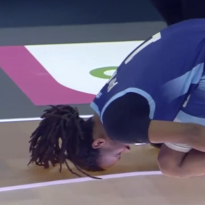 Αποχώρησε υποβασταζόμενος ο Άπλμπι, πάτησε στο πόδι του διαιτητή και γύρισε τον αστράγαλο του (video)