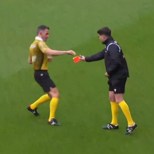 Διαιτητής ξέχασε τις κάρτες και το... θυμήθηκε στο 22ο λεπτό του αγώνα! (video)