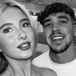 Άνω κάτω ποδοσφαιρική ομάδα - Παίκτης ανακοίνωσε ότι θα γίνει πατέρας και μητέρα είναι η κόρη του προπονητή