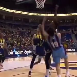 Άσχημος τραυματισμός του Κρις Σίλβα: Δέχθηκε τρομακτικό αντιαθλητικό φάουλ (video)