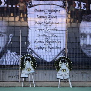 Ανατριχιαστική στιγμή: Οπαδοί του ΟΦΗ κατέθεσαν στεφάνια στη μνήμη των αδικοχαμένων φίλων του ΠΑΟΚ (video)