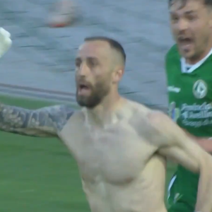 Τερματοφύλακας ή φορ; Άφησε την εστία του και σκόραρε για δεύτερη φορά με τον ίδιο τρόπο (video)